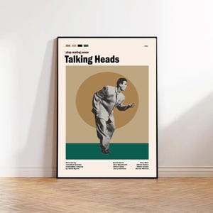 Könnte beinhalten: Gerahmtes Poster der Band Talking Heads. Der Hintergrund ist beige mit einem braunen Kreis und einem grünen Streifen. Der Bandname steht in fetten schwarzen Buchstaben, und ein Mann im Anzug ist im Zentrum.
