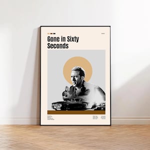 Puede incluir: Un póster enmarcado de la película "60 segundos". El póster presenta una imagen en blanco y negro de Nicolas Cage, un coche y el título de la película en letras negras en negrita. El fondo es beige con un borde marrón.