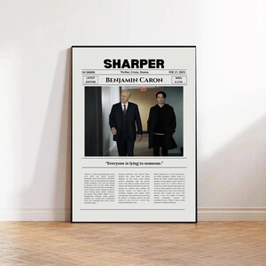 Peut inclure: Une affiche rectangulaire verticale pour le film Sharper, avec le titre en texte noir gras, le réalisateur Benjamin Caron et une photographie centrale de deux personnes en costume sombre. Le design inclut le slogan Everyone is lying to someone.