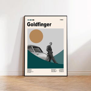 Könnte beinhalten: Gerahmtes Filmplakat für "Goldfinger" mit einem Mann im Anzug, der sich an ein Auto lehnt. Das Poster hat einen beigen Hintergrund mit einem goldenen Kreis und tealfarbenen geometrischen Formen. Titel und Jahr sind oben.