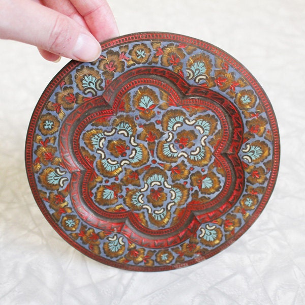 Round metal decorative plate with hanger