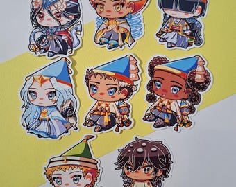 Puede incluir: Una colección de ocho pegatinas troqueladas con personajes estilizados al estilo chibi. Cada personaje lleva un sombrero puntiagudo único y ropa colorida inspirada en la fantasía. Los diseños incluyen varios colores de pelo, tonos de piel y atuendos.