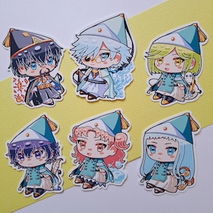 Puede incluir: Conjunto de seis pegatinas con personajes de estilo chibi. Cada personaje lleva un sombrero turquesa con una borla dorada y un atuendo turquesa y blanco. Algunos personajes tienen efectos elementales a su alrededor, como fuego y agua.