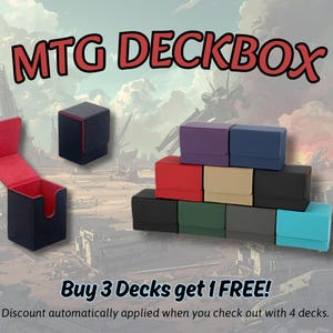以下が含まれることがあります： 黒、赤、青、緑など、さまざまな色のMTGデッキボックスのコレクション。1つのボックスが開いており、赤い内側が見えます。「MTG DECKBOX」というテキストは赤色で表示されています。画像には「Buy 3 Decks get 1 FREE!」というテキストも含まれています。