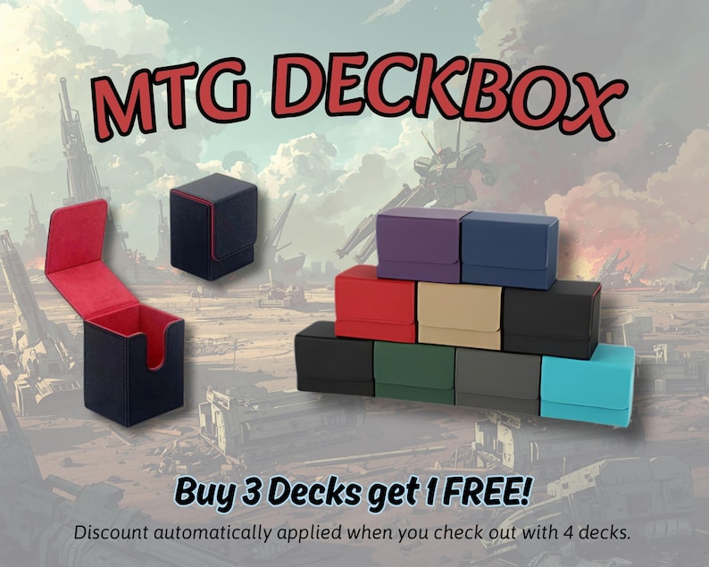 以下が含まれることがあります： 黒、赤、青、緑など、さまざまな色のMTGデッキボックスのコレクション。1つのボックスが開いており、赤い内側が見えます。「MTG DECKBOX」というテキストは赤色で表示されています。画像には「Buy 3 Decks get 1 FREE!」というテキストも含まれています。