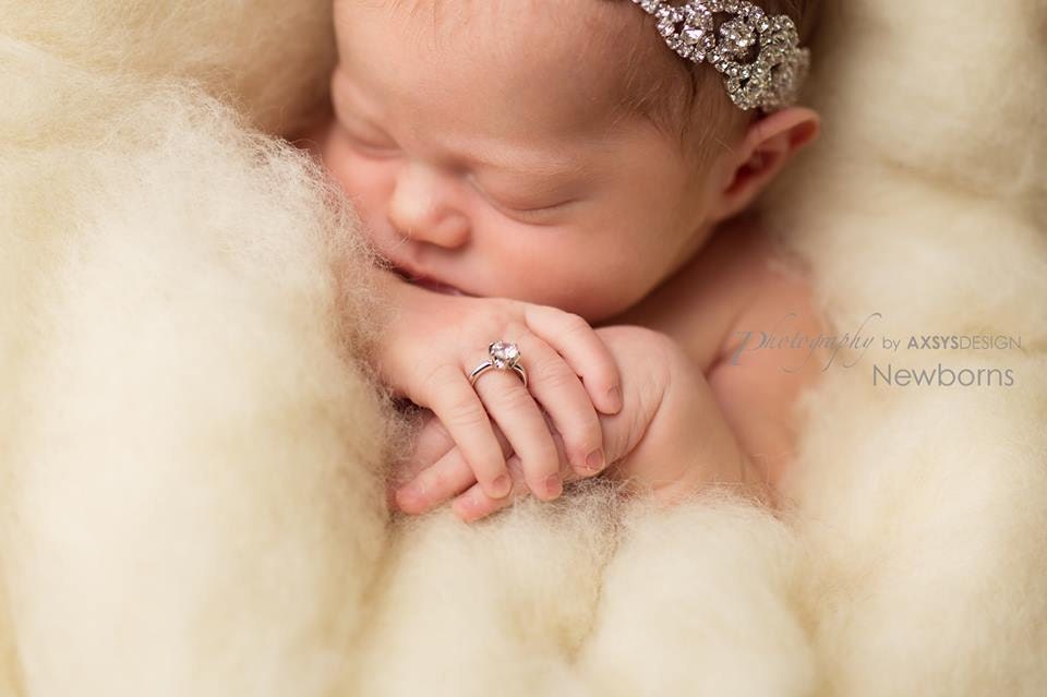 Newborn photo ideas - wedding rings on toes. Ps. LOVE this engagement ring  and wedding ban… | Lifestyle newborn photos, Newborn shoot, Lifestyle  newborn photography