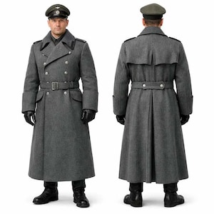 Puede incluir: Un abrigo gris de lana con diseño cruzado, cinturón y solapa puntiaguda. El abrigo presenta un gorro de estilo militar, guantes negros y botas. El abrigo es largo, llega a los tobillos y tiene una apariencia clásica y formal.