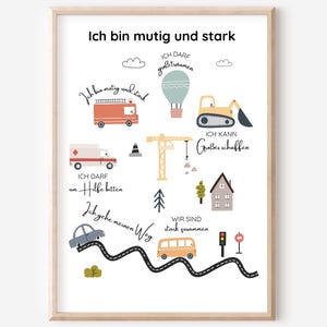 Könnte beinhalten: Ein gerahmter Druck mit dem deutschen Text "Ich bin mutig und stark" (Ich bin mutig und stark). Der Druck zeigt Illustrationen eines Feuerwehrautos, eines Krankenwagens, eines Heißluftballons, eines Baggers, eines Krans, eines Autos, eines Busses und Häusern.