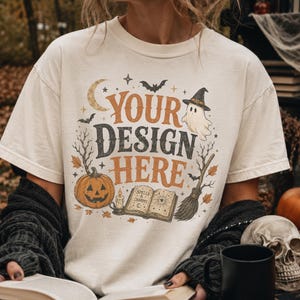 Comfort Colors 1717 Elfenbein Mockup-Set | Gemütlicher, stimmungsvoller Halloween-Lifestyle für Bücherwürmer | Herbst-Shirt-Design-Display (Digitaler Download)