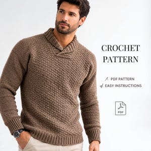 Può includere: Un maglione all'uncinetto marrone con collo a scialle e polsini a coste, con il testo CROCHET PATTERN, PDF PATTERN ed EASY INSTRUCTIONS, insieme a un'icona PDF. Il maglione presenta un motivo a maglia testurizzato e maniche lunghe.