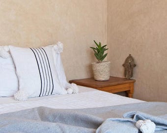Manta marroquí con pompones de 260 x 240 cm / Manta de algodón gris y blanco / Colcha grande hecha a mano / Decoración minimalista bohemia para el hogar