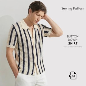 Pode incluir: Uma camisa abotoada com listras verticais azul marinho sobre um fundo creme. A camisa de manga curta tem gola e é abotoada. A imagem também inclui o texto "Sewing Pattern" e "BUTTON DOWN SHIRT DIGITAL SEWING PATTERNS".