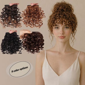 Peut inclure: Quatre extensions de cheveux bouclés de différentes nuances de brun et de noir sont présentées, avec une femme qui porte une coiffure similaire. L'image comprend un graphique qui indique "9 color options".