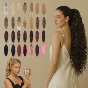 Pode incluir: Uma mulher com cabelo longo e encaracolado escuro em um rabo de cavalo. A imagem mostra uma variedade de extensões de cabelo encaracolado em diferentes cores, incluindo loiro, castanho e rosa. Outra mulher segura uma peça de extensão de cabelo.