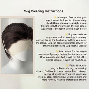 Op de afbeelding: Een bruine pruik met een zijscheiding wordt getoond op een mannequinhoofd. De afbeelding bevat de tekst "Wig Wearing Instructions" en geeft tips over het dragen en stylen van de pruik.