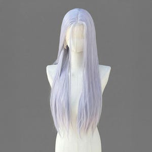 Puede incluir: Una larga peluca de color púrpura claro con una parte delantera de encaje se muestra en un maniquí. La peluca tiene un estilo liso y elegante con una línea de cabello de aspecto natural. El cabello es de un color púrpura pastel suave, con un degradado sutil.