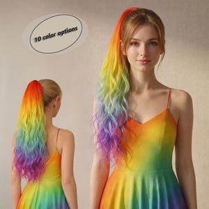 Puede incluir: Una mujer con un vestido de arcoíris y una extensión de cabello de cola de caballo a juego. La extensión de cabello es una vibrante mezcla de rojo, naranja, amarillo, verde, azul y morado. La imagen incluye el texto "10 opciones de color".