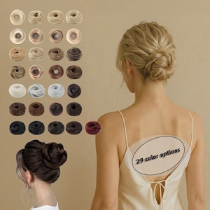 Peut inclure: Une femme aux cheveux blonds en chignon, vêtue d'une robe crème, avec un affichage de 29 options de couleurs de chignon. L'image montre diverses nuances de chignons, du blond clair au brun foncé et bordeaux.