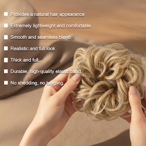 May include: A light blonde hair bun held between two hands. The hairpiece is curly and appears to be made of synthetic fibers. Text on the left side of the image lists features such as a natural appearance, lightweight, and a durable elastic band.
