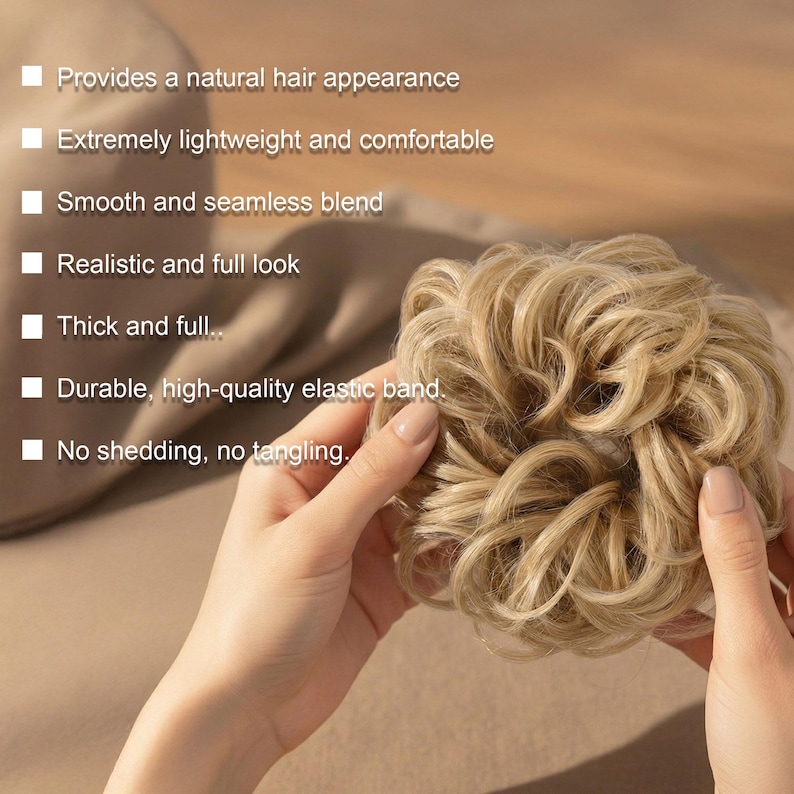 May include: A light blonde hair bun held between two hands. The hairpiece is curly and appears to be made of synthetic fibers. Text on the left side of the image lists features such as a natural appearance, lightweight, and a durable elastic band.