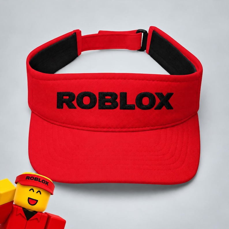 Pu&ograve; includere: Una visiera rosso brillante con la parola ROBLOX ricamata in lettere maiuscole nere sul pannello frontale. La visiera include una fodera interna nera e un cinturino regolabile con chiusura a fibbia nera sul retro per una vestibilit&agrave; sicura.
