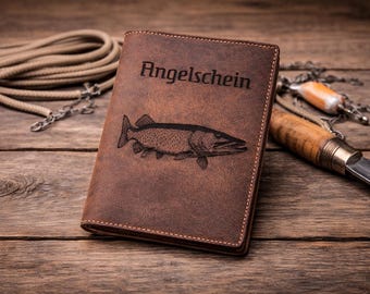 Angelscheinhülle personalisiert mit Name oder Wunschtext | Dokumentenmappe aus Büffelvollleder mit Lasergravur | Geschenk zur Fischerprüfung