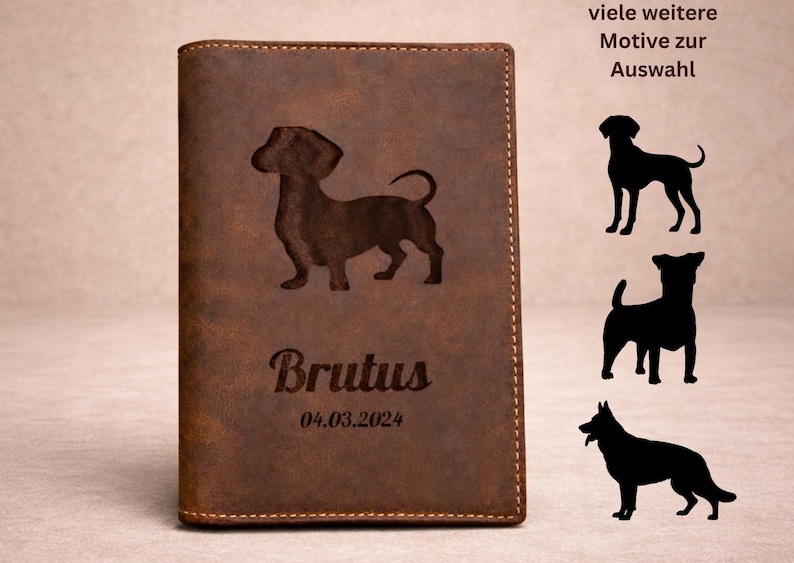 Peut inclure: Un porte-passeport en cuir marron avec la silhouette grav&eacute;e d'un teckel, le nom Brutus et la date 04.03.2024. &Agrave; droite, trois silhouettes de chiens noires sont affich&eacute;es avec le texte viele weitere Motive zur Auswahl.