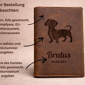 Peut inclure: Une couverture de document en cuir marron avec la silhouette grav&eacute;e au laser d'un teckel, le nom Brutus et la date 04.03.2024. L'image contient des instructions en allemand avec des fl&egrave;ches pointant vers les zones de personnalisation.