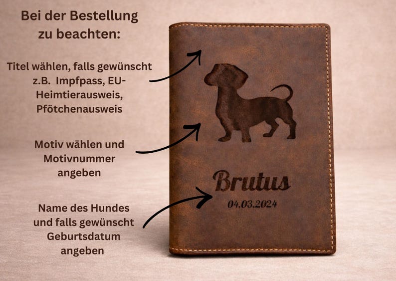 Peut inclure: Une couverture de document en cuir marron avec la silhouette grav&eacute;e au laser d'un teckel, le nom Brutus et la date 04.03.2024. L'image contient des instructions en allemand avec des fl&egrave;ches pointant vers les zones de personnalisation.