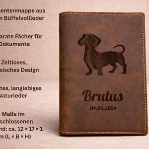 Peut inclure: Un porte-documents en cuir marron avec la silhouette grav&eacute;e d'un chien teckel, le nom Brutus et la date 04.03.2024. Le texte &agrave; gauche &eacute;num&egrave;re des caract&eacute;ristiques en allemand, incluant des dimensions d'environ 12 x 17 x 1 cm.