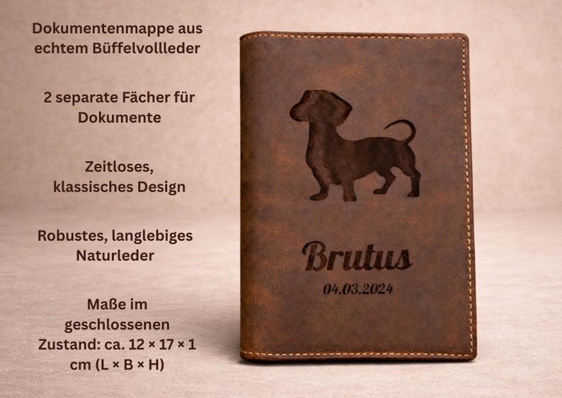 Peut inclure: Un porte-documents en cuir marron avec la silhouette grav&eacute;e d'un chien teckel, le nom Brutus et la date 04.03.2024. Le texte &agrave; gauche &eacute;num&egrave;re des caract&eacute;ristiques en allemand, incluant des dimensions d'environ 12 x 17 x 1 cm.