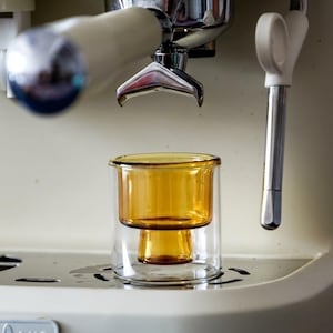 Espressotassen, doppelwandig, 70 ml, farbiges Espressoglas, moderne Kaffeetasse, Accessoire für die Kaffeebar, Geschenk für Kaffeeliebhaber, einzeln oder im 2er- oder 5er-Set