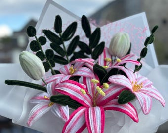 Ramo artesanal de flores hechas con limpiapipas – Lirios rosas y rosas – Regalo duradero – Flores artificiales – Idea de regalo