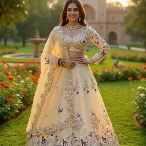 Pastellfärgad elfenbensfärgad Lehenga Choli-set | Indisk designerklänning för bröllop | Chaniya Choli-broderi | Mehendi Sangeet-festklänning för brud