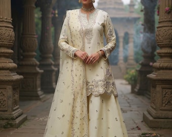 アイボリークリームのシャララスーツ（女性用）｜パキスタンのブライダル3点セット｜スパンコール刺繍シルク｜オーガンザドゥパッタ｜イードの結婚式パーティーウェア　即日発送可能
