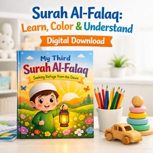 Peut inclure: Un livre pour enfants intitulé "My Third Surah Al-Falaq" avec le texte "Seeking Refuge from the Dawn". La couverture présente un garçon de dessin animé tenant une lanterne, entouré de fleurs. L'image comprend également des crayons de couleur, une voiture en bois et des anneaux colorés.