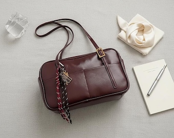 Bolso bandolera para hombre, de piel vegana, accesorio de moda, estilo retro, de inspiración vintage, diseño minimalista, elegante, compacto, para uso diario.