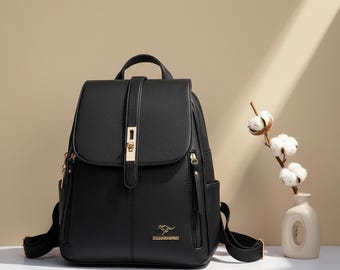 Mochila de cuero negra para mujer, diseño de bolso de moda, estilo minimalista, estilo vintage, accesorio de viaje, para uso diario, estilo casual y elegante.