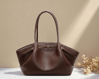 Bolso pequeño de piel, bolso de hombro clásico, diseño elegante, bolso italiano para fin de semana, regalo de viaje, bolso de mujer con textura granulada, estilo minimalista.