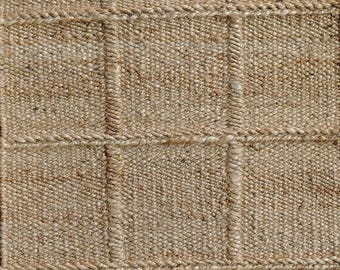 Jute vloerkleed van natuurlijke vezels met getextureerd rasterontwerp, handgeweven stijl.