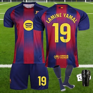 以下が含まれることがあります： 青とマルーン色のサッカーユニフォーム一式。Spotifyのロゴと「LAMINE YAMAL」の名前、背番号「19」が入ったジャージ。ショーツ、ソックス、シンガードが含まれます。ジャージには縦縞とチームロゴがあります。
