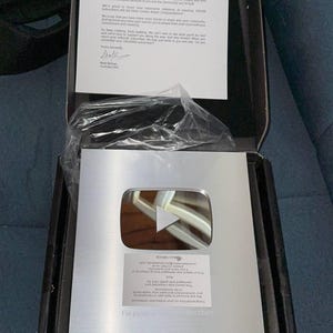 Pulsante Riproduzione YouTube Personalizzato In Argento/Oro | Accessorio Decorativo, Fatto A Mano