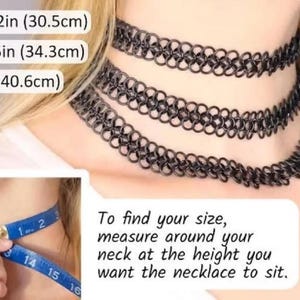 K&ouml;nnte beinhalten: Drei schwarze, ineinandergreifende Kettenglied-Halsb&auml;nder in den Gr&ouml;&szlig;en 30,5 cm, 34,3 cm und 40,6 cm. Ein blaues Ma&szlig;band ist abgebildet mit dem Text: To find your size, measure around your neck at the height you want the necklace to sit.