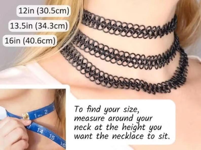 K&ouml;nnte beinhalten: Drei schwarze, ineinandergreifende Kettenglied-Halsb&auml;nder in den Gr&ouml;&szlig;en 30,5 cm, 34,3 cm und 40,6 cm. Ein blaues Ma&szlig;band ist abgebildet mit dem Text: To find your size, measure around your neck at the height you want the necklace to sit.