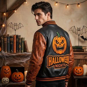 Puede incluir: Una chaqueta universitaria negra y marrón con un gran bordado de una calabaza sonriente en la espalda, con el texto "HALLOWEEN NIGHTS" en letras naranjas debajo. La chaqueta tiene mangas marrones y ribetes negros.