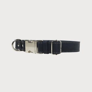 Puede incluir: Un collar para perros de cuero azul marino con hebilla y anilla en D de metal plateado. El collar tiene costuras blancas. La hebilla es de tipo est&aacute;ndar.