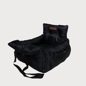 Puede incluir: Una taza de cerámica blanca con un asa negra y el texto "But First, Coffee" en negro, con una fuente de estilo manuscrito. La taza está sobre una superficie blanca.