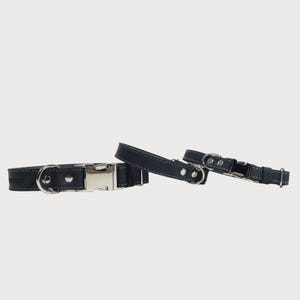 Puede incluir: Tres collares de cuero negro para perros con hebillas de metal plateado y costuras blancas. Los collares son de diferentes tama&ntilde;os, adecuados para varias razas de perros.