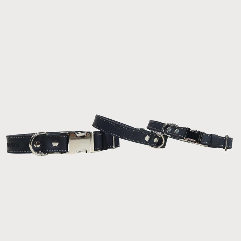 Puede incluir: Tres collares de cuero negro para perros con hebillas de metal plateado y costuras blancas. Los collares son de diferentes tama&ntilde;os, adecuados para varias razas de perros.