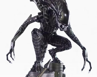 Könnte beinhalten: Detaillierte, dunkel gefärbte Alien Xenomorph-Statue in einer hockenden Pose, mit länglichen Gliedmaßen und einem strukturierten Exoskelett. Die Figur ist auf einem zylindrischen Sockel mit einem segmentierten Schwanz montiert. Sammlerstück.